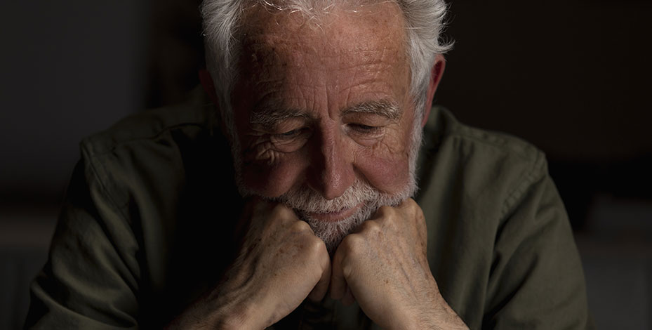 Homme âgé qui réfléchie