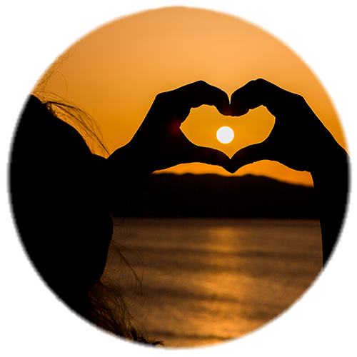 Aimer Mains faisant un coeur