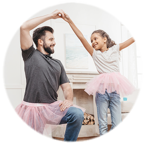 Père et fille dansant