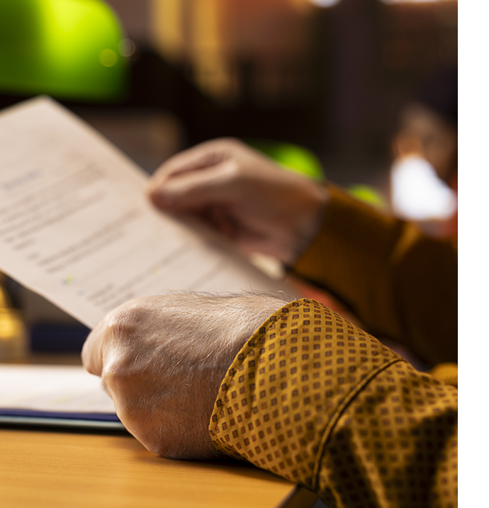 Une personne qui regarde un contrat